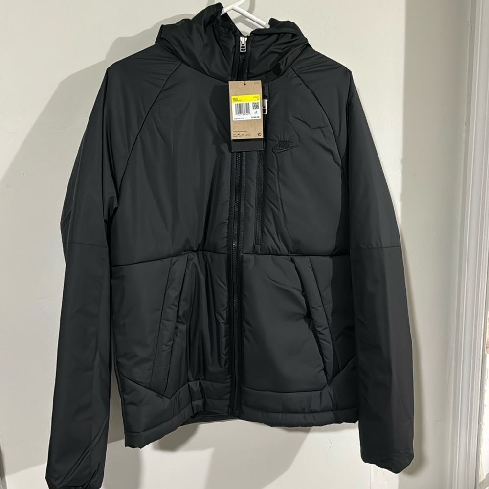 Men’s nike puffer thermafit jacket new never used.